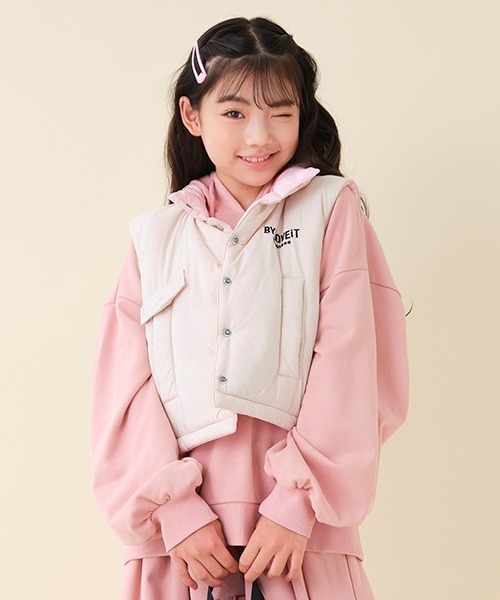 by LOVEiT(バイラビット)の「リバーシブルショートベスト(その他アウター・キッズ・アイボリー/ブラック・150cm/140cm/160cm/120cm/130cm)」の2枚目の写真
