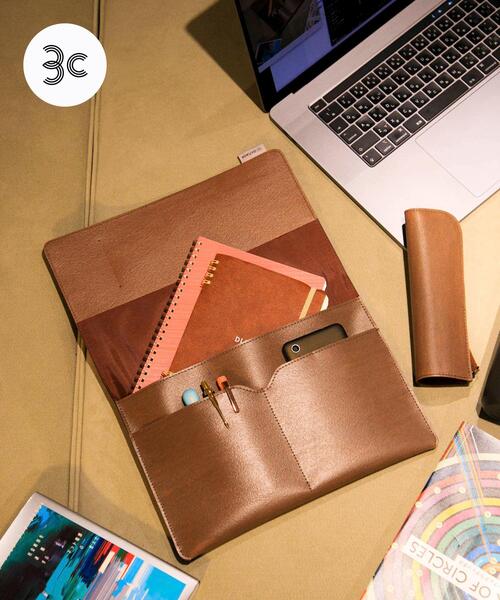 URBAN RESEARCH DOORS（アーバンリサーチドアーズ）の「KOKUYO ME×commpost　フラットケース（その他雑貨・レディース・ホワイト系その他/ブラウン・ONE）」の2枚目の写真