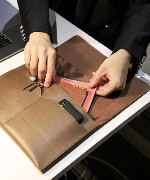 URBAN RESEARCH DOORS（アーバンリサーチドアーズ）の「KOKUYO ME×commpost　フラットケース（その他雑貨・レディース・ホワイト系その他/ブラウン・ONE）」の17枚目の写真