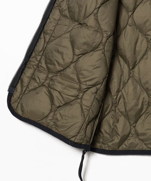 TAION（タイオン）の「TAION / ミリタリー Vネック ダウンベスト（ベスト・メンズ・ブラック/オリーブ・MEDIUM/LARGE）」の4枚目の写真