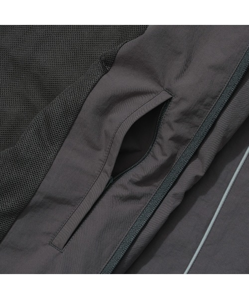 KEBOZ（ケボズ）の「REFLECTOR PIPING NYLON TRACK JACKET（ナイロンジャケット・メンズ・ベージュ/ネイビー/グレー/ブラック・M/L/XL）」の10枚目の写真