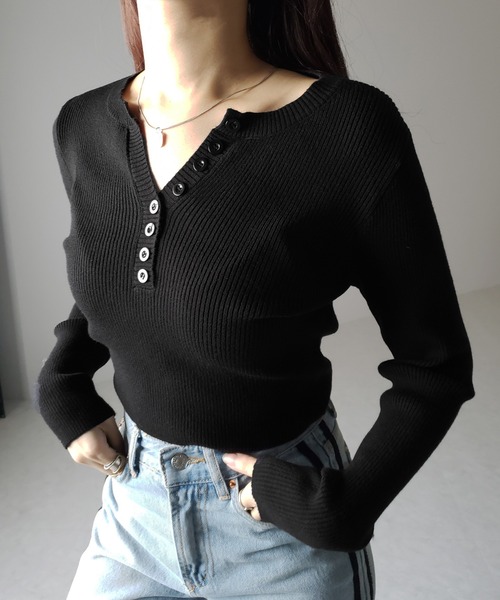 me+em select(ミームセレクト)の「【 3color 】キーネックボタンデザインクロップドリブニット(ニット/セーター・レディース・アイボリー/ブラック/ベージュ・FREE)」の2枚目の写真