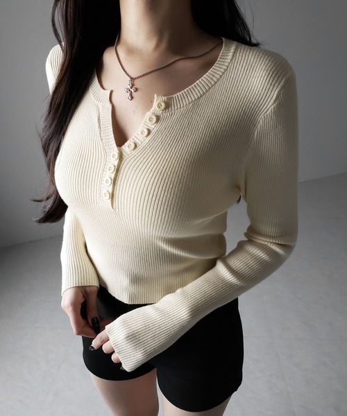 me+em select(ミームセレクト)の「【 3color 】キーネックボタンデザインクロップドリブニット(ニット/セーター・レディース・アイボリー/ブラック/ベージュ・FREE)」の10枚目の写真