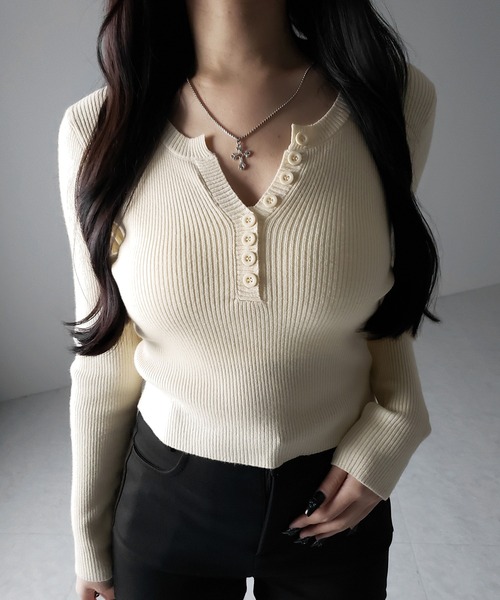 me+em select(ミームセレクト)の「【 3color 】キーネックボタンデザインクロップドリブニット(ニット/セーター・レディース・アイボリー/ブラック/ベージュ・FREE)」の4枚目の写真