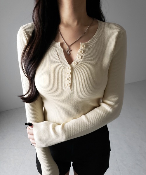 me+em select(ミームセレクト)の「【 3color 】キーネックボタンデザインクロップドリブニット(ニット/セーター・レディース・アイボリー/ブラック/ベージュ・FREE)」の11枚目の写真