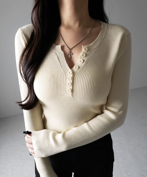me+em select(ミームセレクト)の「【 3color 】キーネックボタンデザインクロップドリブニット(ニット/セーター・レディース・アイボリー/ブラック/ベージュ・FREE)」の5枚目の写真