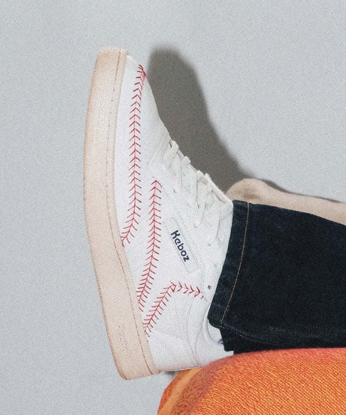 KEBOZ(ケボズ)の「Reebok CLUB C 85 atmos x KEBOZ / リーボック クラブシー 85 アトモス x ケボズ【SP】(スニーカー・メンズ・ホワイト・27.0cm/26.5cm/26.0cm/25.5cm/28.5cm/28.0cm/27.5cm/24.0cm/24.5cm/25.0cm/30.0cm/23.5cm/29.0cm/23.0cm)」の2枚目の写真