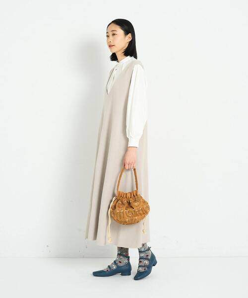 ADIEU TRISTESSE（アデュートリステス）の「刺繍入りふわふわ巾着（ハンドバッグ・レディース・マスタード/ネイビー・FREE）」の4枚目の写真