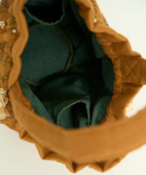 ADIEU TRISTESSE（アデュートリステス）の「刺繍入りふわふわ巾着（ハンドバッグ・レディース・マスタード/ネイビー・FREE）」の9枚目の写真