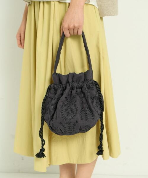 ADIEU TRISTESSE（アデュートリステス）の「刺繍入りふわふわ巾着（ハンドバッグ・レディース・マスタード/ネイビー・FREE）」の12枚目の写真