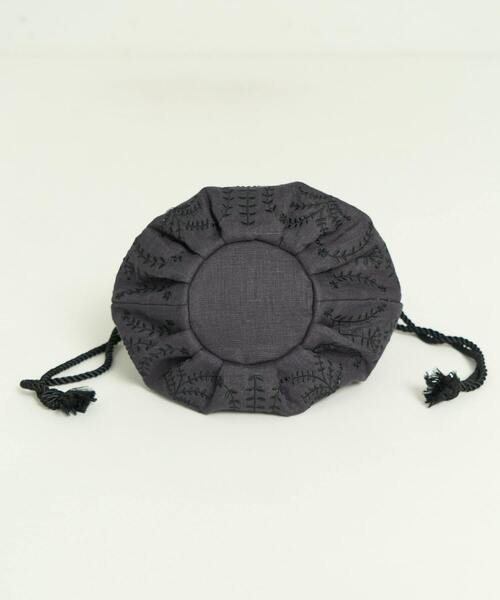 ADIEU TRISTESSE（アデュートリステス）の「刺繍入りふわふわ巾着（ハンドバッグ・レディース・マスタード/ネイビー・FREE）」の14枚目の写真