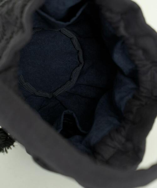 ADIEU TRISTESSE（アデュートリステス）の「刺繍入りふわふわ巾着（ハンドバッグ・レディース・マスタード/ネイビー・FREE）」の15枚目の写真