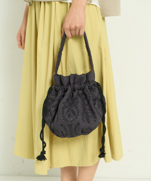 ADIEU TRISTESSE（アデュートリステス）の「刺繍入りふわふわ巾着（ハンドバッグ・レディース・マスタード/ネイビー・FREE）」の2枚目の写真