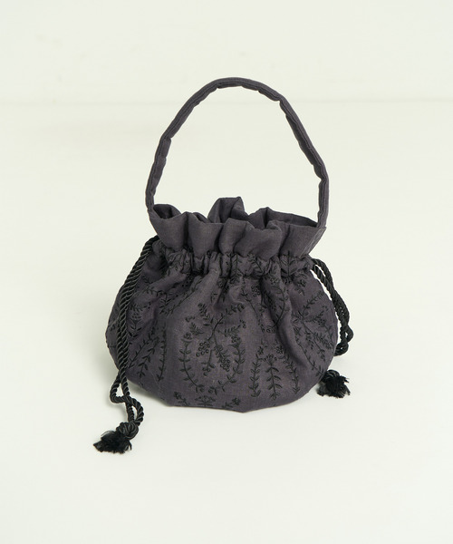 ADIEU TRISTESSE（アデュートリステス）の「刺繍入りふわふわ巾着（ハンドバッグ・レディース・マスタード/ネイビー・FREE）」の18枚目の写真