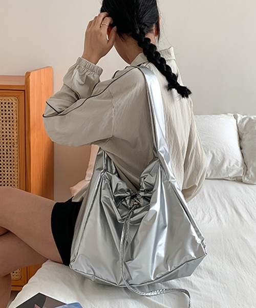 BENDER TOKYO(ベンダートウキョウ)の「ドローコード メタリック ショルダーバッグ(ショルダーバッグ・レディース・シルバー/ブラック・FREE)」の20枚目の写真