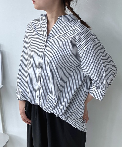 AS KNOW AS plus(アズノゥアズプラス)の「◎前開きスキッパー7分袖シャツ(シャツ/ブラウス・レディース・ホワイト×ネイビー/キナリ/チャコールグレー/グレー/ブルーグリーン/ブラック系/ブルー系その他/イエロー系/ホワイト系その他/グリーン系/ホワイト系/ブルー系その他2/ホワイト系その他2/ブラック系その他/オレンジ系・FREE)」の2枚目の写真