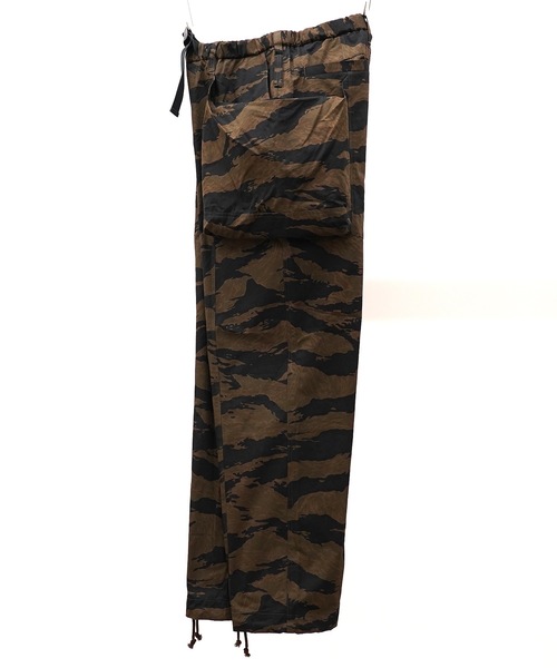 TROVE（トローヴ）の「TROVE x 岡部文彦 / BIG POCKET CARGO PANTS ( TYPE EASY )（カーゴパンツ・メンズ・その他/ブラック・3/2）」の2枚目の写真