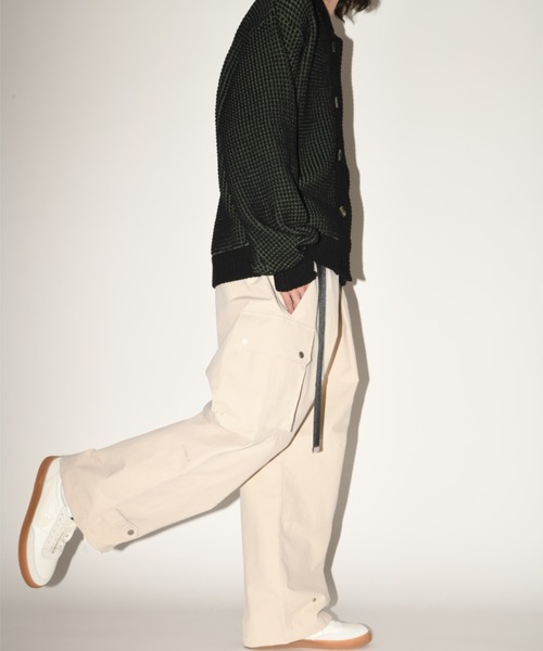 SUPERTHANKS(スーパーサンクス)の「【ナイロン撥水加工】ワイドカーゴパンツCargo pants(ユニセックス)(カーゴパンツ・メンズ・クリーム/ブラック/ライトグレー・S/M/L)」の3枚目の写真