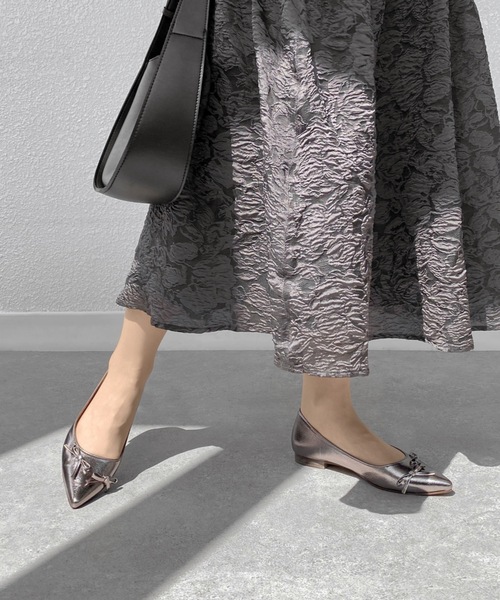 MAMIAN（マミアン）の「ポインテッドトゥ ミニリボン フラットシューズ（パンプス・レディース・シルバー系その他/ブラック/ブラック×レッド・25.0cm/24.0cm/22.5cm/23.0cm/24.5cm/23.5cm）」の22枚目の写真