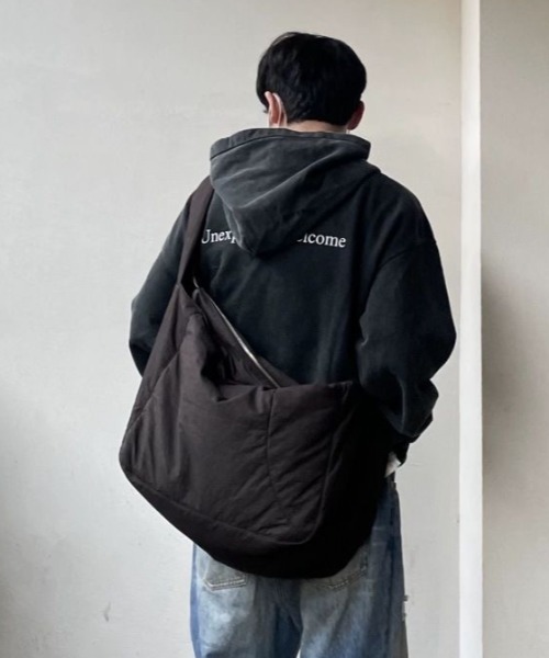 FreeZone(フリーゾーン)の「肩がけ バック 撥水 プリーツテクスチャー ボタン ベルベット中綿 大容量 メッセンジャーバ(メッセンジャーバッグ・メンズ・グレー・FREE)」の10枚目の写真