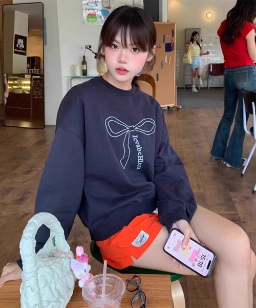 Mayree(メイリー)の「【Mayree】 リボン デザイン トレーナー スウェット(スウェット・レディース・ネイビー・MEDIUM/LARGE/X-LARGE)」の1枚目の写真