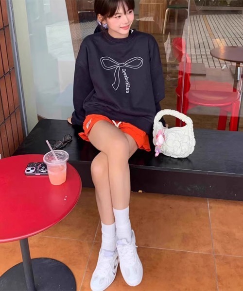 Mayree(メイリー)の「【Mayree】 リボン デザイン トレーナー スウェット(スウェット・レディース・ネイビー・MEDIUM/LARGE/X-LARGE)」の4枚目の写真