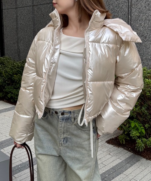 clear（クリア）の「スタンドカラーメタリックショート丈中綿ダウン [スタイルアップ]≪2024AW新作≫（その他アウター・レディース・ブラック/アイボリー・F）」の5枚目の写真