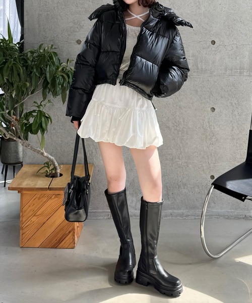 clear（クリア）の「スタンドカラーメタリックショート丈中綿ダウン [スタイルアップ]≪2024AW新作≫（その他アウター・レディース・ブラック/アイボリー・F）」の6枚目の写真