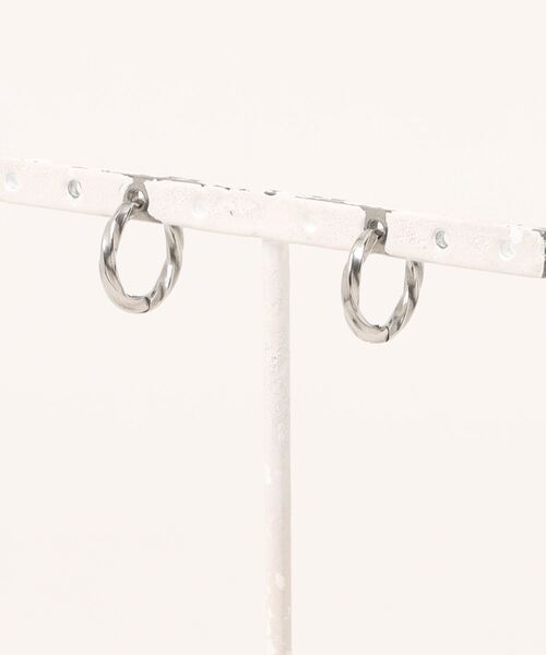 ARCHIVER（アーカイバ）の「【Stainless】 Twist Pierce 12mm（ピアス（両耳用）・レディース・シルバー/ブラック/ゴールド・FREE）」の5枚目の写真