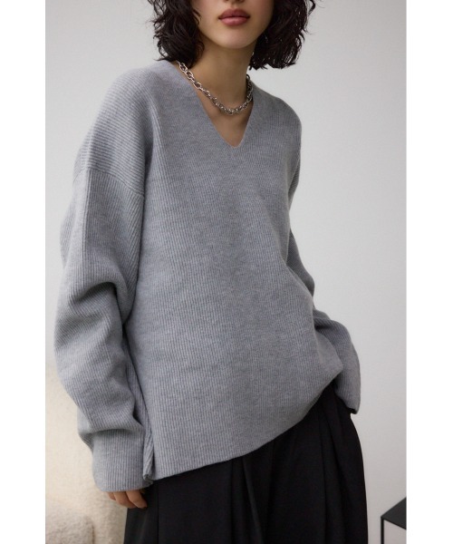 AZUL by moussy(アズールバイマウジー)の「Vネックリラックスリブニット(Tシャツ/カットソー・レディース・ブラック/ライトベージュ/レッド/グレー・FREE)」の2枚目の写真