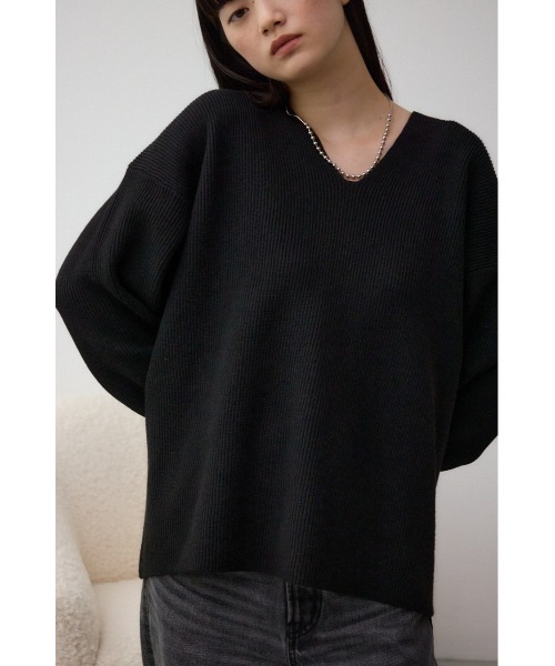 AZUL by moussy(アズールバイマウジー)の「Vネックリラックスリブニット(Tシャツ/カットソー・レディース・ブラック/ライトベージュ/レッド/グレー・FREE)」の1枚目の写真