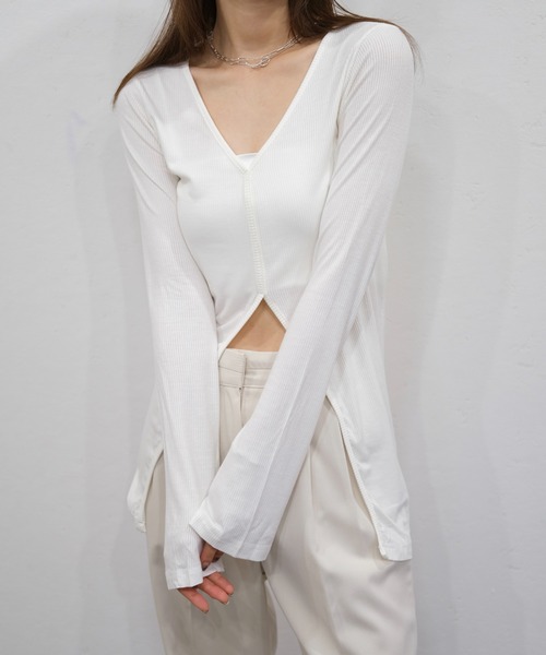 Reurie'(レウリィ)の「フロントスリットトップス/front slit top 長袖 クルーネック ミドル丈 センタースリット シンプル きれいめ モード カジュアル 白 ホワイト 黒 ブラック(Tシャツ/カットソー・レディース・ブラック/ホワイト・FREE)」の4枚目の写真