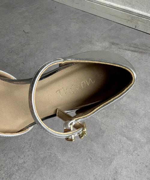 Thevon（ゼボン）の「ポインテッドVカットパンプス（パンプス・レディース・シルバー/ブラック・M/L）」の17枚目の写真