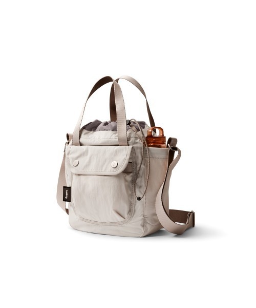 entre square(アントレスクエアー)の「Bellroy/ハンドバック/ショルダーバッグ Cinch Bucket Bag(ショルダーバッグ・メンズ・オートミール/ライトグリーン/パープル・ONE SIZE/ONESIZE)」の1枚目の写真