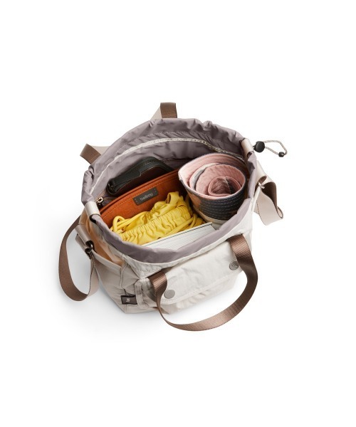 entre square(アントレスクエアー)の「Bellroy/ハンドバック/ショルダーバッグ Cinch Bucket Bag(ショルダーバッグ・メンズ・オートミール/ライトグリーン/パープル・ONE SIZE/ONESIZE)」の8枚目の写真