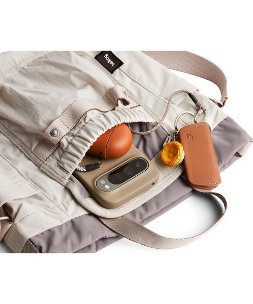 entre square(アントレスクエアー)の「Bellroy/ハンドバック/ショルダーバッグ Cinch Bucket Bag(ショルダーバッグ・メンズ・オートミール/ライトグリーン/パープル・ONE SIZE/ONESIZE)」の11枚目の写真