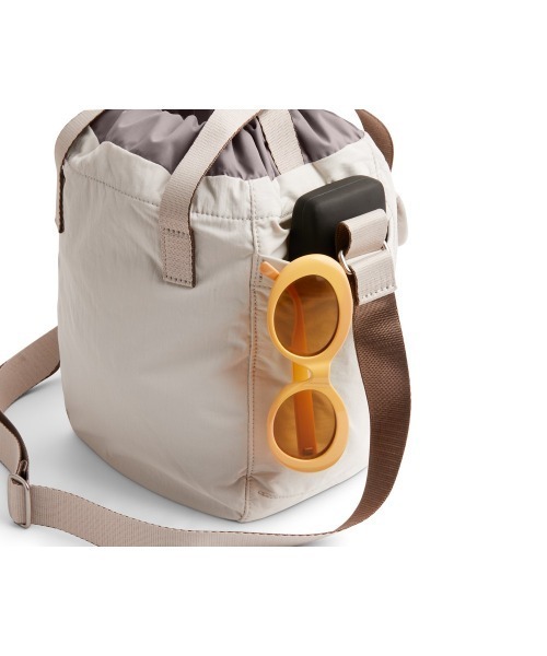 entre square(アントレスクエアー)の「Bellroy/ハンドバック/ショルダーバッグ Cinch Bucket Bag(ショルダーバッグ・メンズ・オートミール/ライトグリーン/パープル・ONE SIZE/ONESIZE)」の13枚目の写真