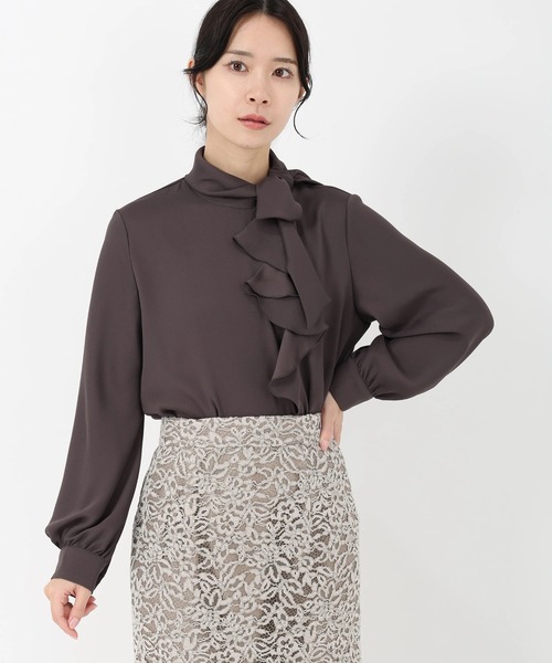 STRAWBERRY-FIELDS(ストロベリーフィールズ)の「セレモニー・オフィスシーンにおすすめなアイテム ラッフルリボンブラウス(シャツ/ブラウス・レディース・グレイッシュブルー/グレー/オフホワイト/ピンクベージュ/ネイビー/グレイッシュベージュ/ライトブルー/ピンク/ボルドー/チャコールグレー/キャメル/スモークピンク/ミント・2)」の1枚目の写真