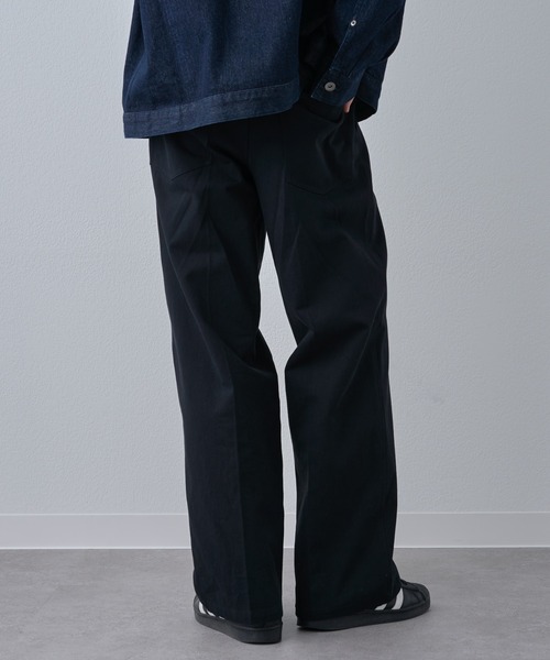 COLONY 2139(コロニートゥーワンスリーナイン)の「マイクロツイルインタックチノパンツ(チノパンツ・メンズ・ホワイト/ブラック・LARGE/MEDIUM)」の5枚目の写真