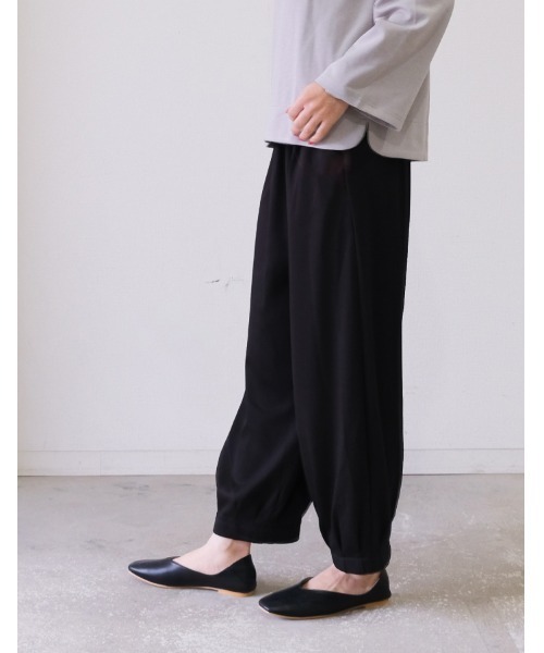 aquagarage(アクアガレージ)の「やわらかバルーンパンツ(その他パンツ・レディース・ブラック/グレイッシュベージュ/カーキ・L/LL/M)」の1枚目の写真