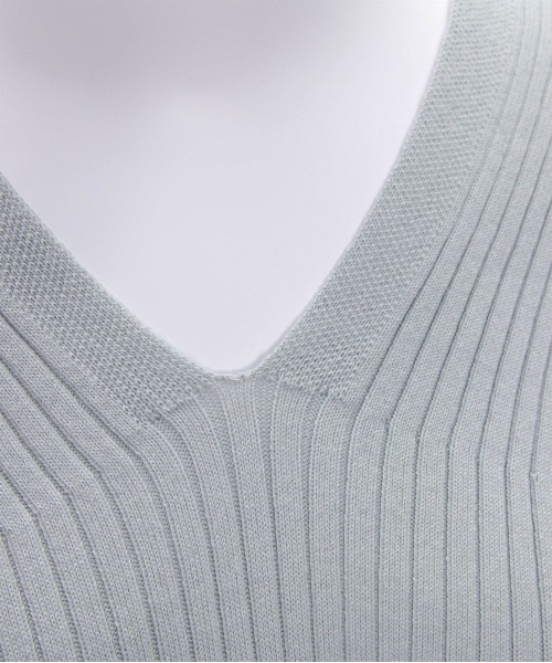 CLEAR BASIC（クリアベーシック）の「ハートボタンＶネックニットトップス[大人綺麗目 骨格ストレート]≪再入荷≫（ニット/セーター・レディース・グレー/アイボリー/ブラック・F）」の5枚目の写真