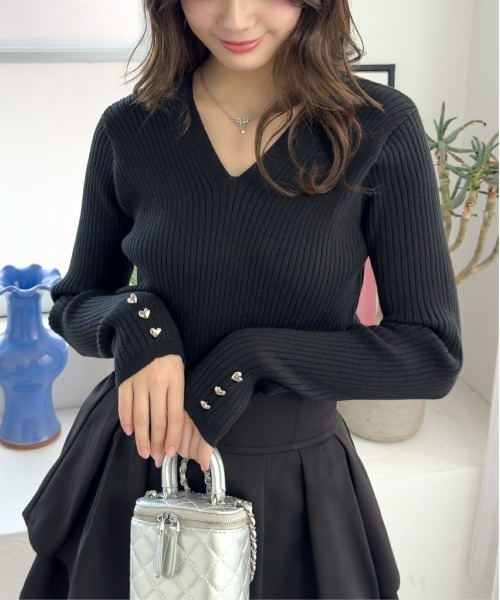 CLEAR BASIC（クリアベーシック）の「ハートボタンＶネックニットトップス[大人綺麗目 骨格ストレート]≪再入荷≫（ニット/セーター・レディース・グレー/アイボリー/ブラック・F）」の4枚目の写真
