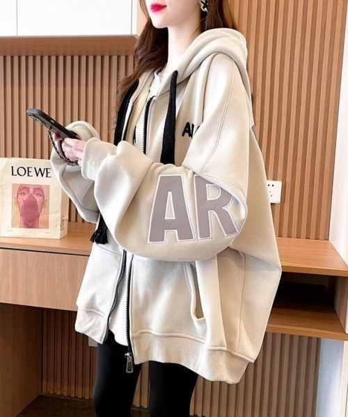 LETee(レティー)の「BIGロゴZIPパーカー(パーカー・レディース・ダークグレー/ライトグレー/ライトベージュ・FREE)」の8枚目の写真