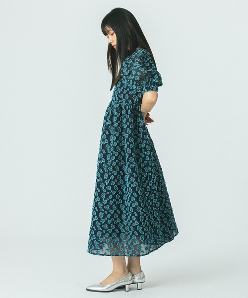 ROSE BUD(ローズバッド)の「FLOWER JACQUARD DRESS(ワンピース・レディース・ブラック/ネイビー・ONE SIZE)」の4枚目の写真