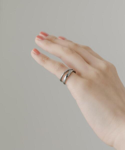 SMELLY(スメリー)の「ステンレスラインクロスピンキーリング(リング・レディース・シルバー・5号)」の2枚目の写真