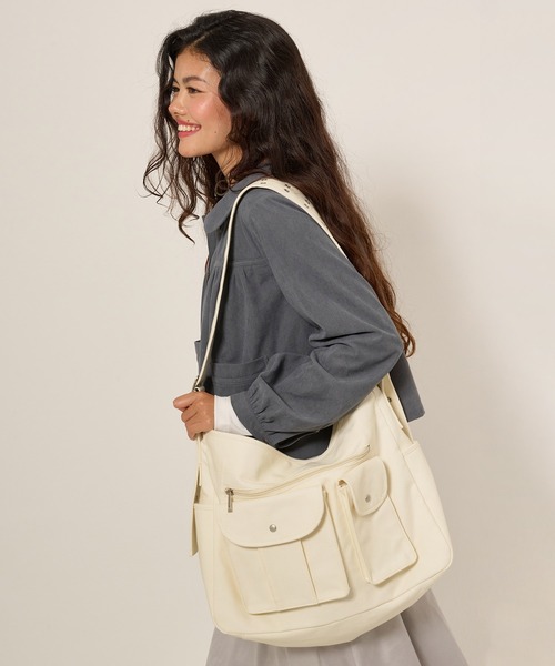 TINA:JOJUN(ティーナジョジュン)の「キャンバス バックルバッグ TINA:JOJUN(ショルダーバッグ・レディース・ライトブルー/アイボリー・F)」の3枚目の写真