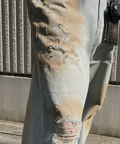 Chikashitsu +(チカシツプラス)の「【Chikashitsu +】bloody wash damage denim pants / 【チカシツプラス】ウォッシングダメージデニムパンツ(デニムパンツ・メンズ・ブルー・S/M)」の2枚目の写真