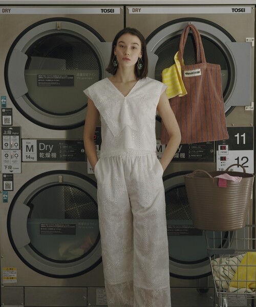 Firsthand(ファーストハンド)の「Firsthand/ファーストハンド スクエア刺繍 Vネックブラウス / バックオープン / セットアップ対応(シャツ/ブラウス・レディース・ホワイト/ブラック・FREE)」の1枚目の写真