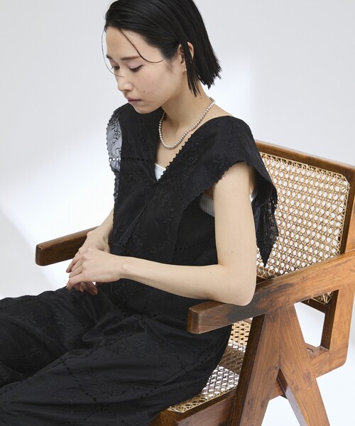 Firsthand(ファーストハンド)の「Firsthand/ファーストハンド スクエア刺繍 Vネックブラウス / バックオープン / セットアップ対応(シャツ/ブラウス・レディース・ホワイト/ブラック・FREE)」の2枚目の写真