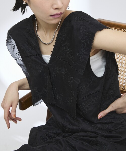 Firsthand(ファーストハンド)の「Firsthand/ファーストハンド スクエア刺繍 Vネックブラウス / バックオープン / セットアップ対応(シャツ/ブラウス・レディース・ホワイト/ブラック・FREE)」の8枚目の写真